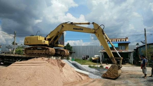 ขายรถแบคโฮ KOMATSU PC200-6 ระบบไฟเต็ม ไม่มีเอกสาร มีระบบหัวกระแทก ราคา 700000