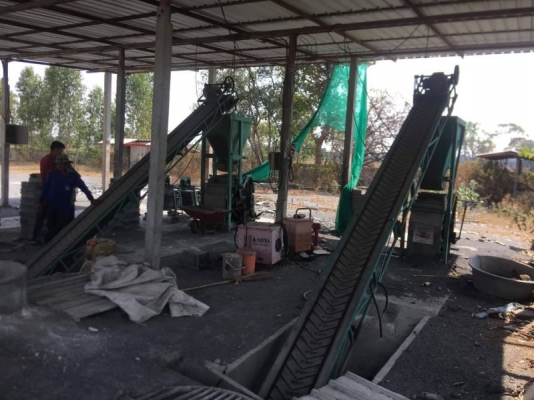 เครื่องอัดอิฐบล็อก