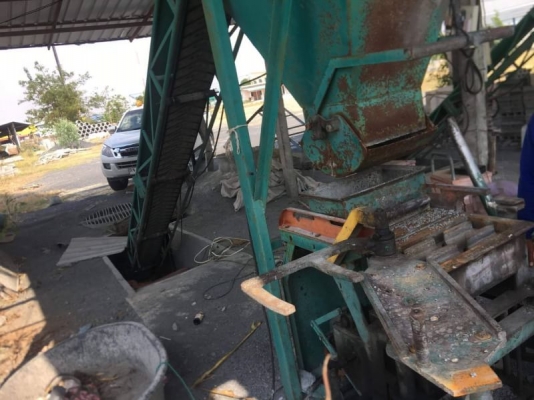 เครื่องอัดอิฐบล็อก