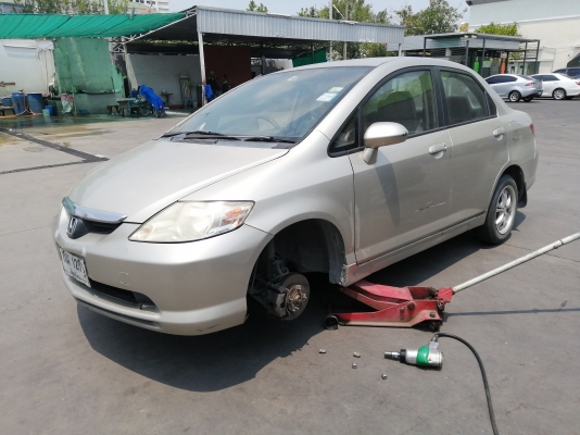 ยาง​ Michelin​ 175​ 65 15 ปี18 ดอกเต็ม ​ไม่มี​ปะ​ เนื้อ​นิ่ม​ๆ​ ใช้ยาว ราคาไม่​แพง​
