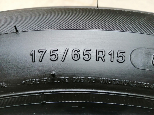 ยาง​ Michelin​ 175​ 65 15 ปี18 ดอกเต็ม ​ไม่มี​ปะ​ เนื้อ​นิ่ม​ๆ​ ใช้ยาว ราคาไม่​แพง​