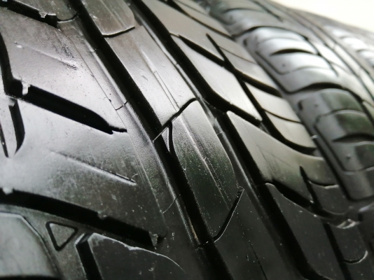 ยาง​ BF​ Goodrich​ 185​ 60 15 ปี18 ดอกเต็ม ​ไม่มี​ปะ​ เนื้อ​นิ่ม​ๆ​ ใช้ยาว ราคาไม่​แพง​