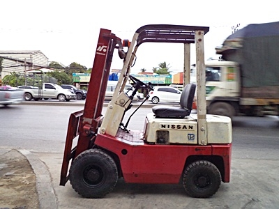 ขายรถยกนิสสัน 1.5 ตัน  เครื่องดีเซล   เสาสูง 3 เมตร  พวงมาลัยเพาเว่อร์  สีเดิมจากนอก นำเข้าจากญี่ปุ่น ใช้งานได้ทันที