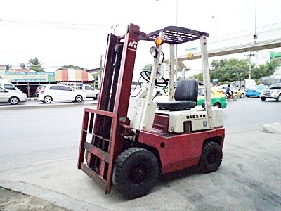 ขายรถยกนิสสัน 1.5 ตัน  เครื่องดีเซล   เสาสูง 3 เมตร  พวงมาลัยเพาเว่อร์  สีเดิมจากนอก นำเข้าจากญี่ปุ่น ใช้งานได้ทันที