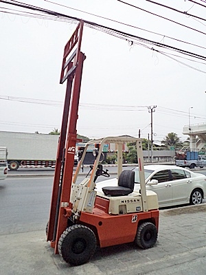 ขายรถยกนิสสัน 1.5 ตัน  เครื่องเบนซิน เกียร์ออโต้ เสาสูง 3 เมตร  พวงมาลัยเพาเว่อร์  สีเดิมจากนอก นำเข้าจากญี่ปุ่น ใช้งานได้ทันที