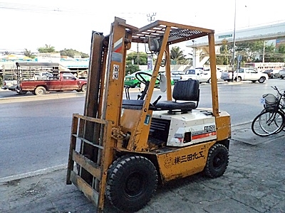 ขายรถยกโคมัสสึ 1.5 ตัน รุ่น14 เครื่องดีเซลอีซูซุ  กระบอกคู่ เสาสูง 3 เมตร ยางตันใหม่ 4ล้อ  พวงมาลัยเพาเว่อร์  สีเดิมจากนอก นำเข้าจากญี่ปุ่น ใช้งานได้ทันที