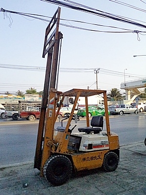 ขายรถยกโคมัสสึ 1.5 ตัน รุ่น14 เครื่องดีเซลอีซูซุ  กระบอกคู่ เสาสูง 3 เมตร ยางตันใหม่ 4ล้อ  พวงมาลัยเพาเว่อร์  สีเดิมจากนอก นำเข้าจากญี่ปุ่น ใช้งานได้ทันที