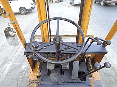 ขายรถยกโคมัสสึ 1.5 ตัน รุ่น14 เครื่องดีเซลอีซูซุ  กระบอกคู่ เสาสูง 3 เมตร ยางตันใหม่ 4ล้อ  พวงมาลัยเพาเว่อร์  สีเดิมจากนอก นำเข้าจากญี่ปุ่น ใช้งานได้ทันที