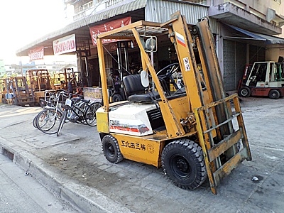 ขายรถยกโคมัสสึ 1.5 ตัน รุ่น14 เครื่องดีเซลอีซูซุ  กระบอกคู่ เสาสูง 3 เมตร ยางตันใหม่ 4ล้อ  พวงมาลัยเพาเว่อร์  สีเดิมจากนอก นำเข้าจากญี่ปุ่น ใช้งานได้ทันที