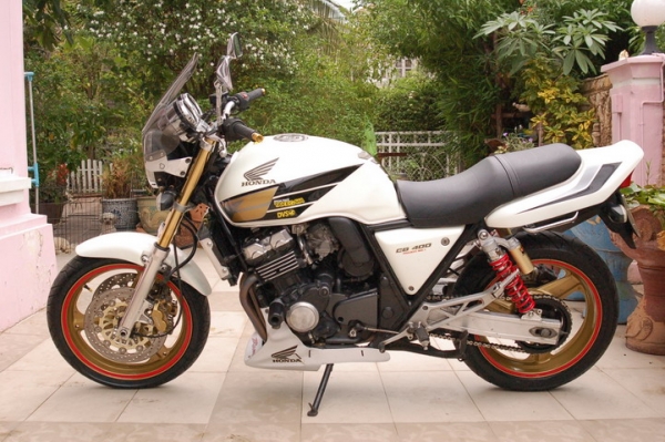 CB400 ขาวมุก ทะเบียนแท้โอนขนส่ง ท่อสูตรไทเทเนียมฟู WR'S ของแต่งเพียบสภาพสวยๆช้าอดนะครับ