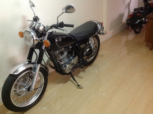 *** ขาย sr400 กุญแจชิฟ ปี 2005 กริ๊ปๆ ohm คอนหวัน 0858730704*** กุญแจชิฟ 2 ดอกครับ รถวิ่งมาแค่หมื่นกว่าโลเองครับ เดิมทุกเม็ด เครื่องมือครบ เอกสารอินวอยครับ ราคา 77000 บาท สนใจ 0858730704 ohm คอนหวัน