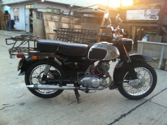 ขาย c92 โครงbenly ของครบ แท้ๆ สวยๆ ทะเบียนเต็ม โอน เครื่องดี ของเดิมทั้งคัน สีสวย  0819884773