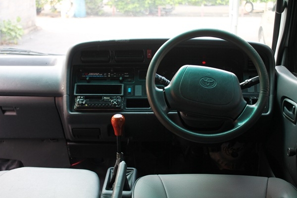 ขายรถตู้ HIACE หัวจรวด เครื่อง 3000 ขายรถตู้ HIACE หัวจรวด เครื่อง 3000