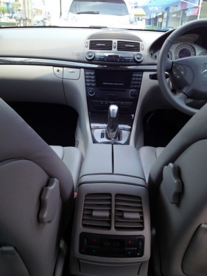BENZ E240 AVANTGARDE AUTO ปี 2004 ขับดีออพชั่นครบ