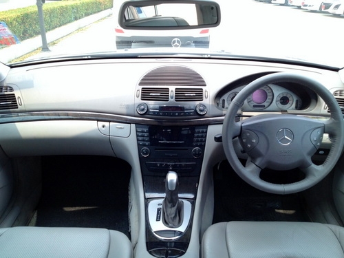 BENZ E240 AVANTGARDE AUTO ปี 2004 ขับดีออพชั่นครบ