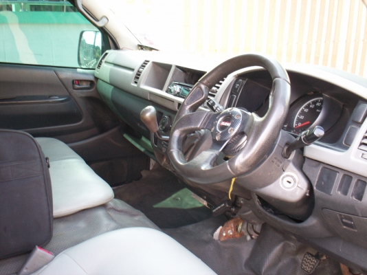 ขายรถตู้โตโยต้าคอมมูเตอร์ ปี2005สีบรอนเงิน เครื่อง2JZ LPG ราคา695,000บาท