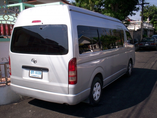 ขายรถตู้โตโยต้าคอมมูเตอร์ ปี2005สีบรอนเงิน เครื่อง2JZ LPG ราคา695,000บาท