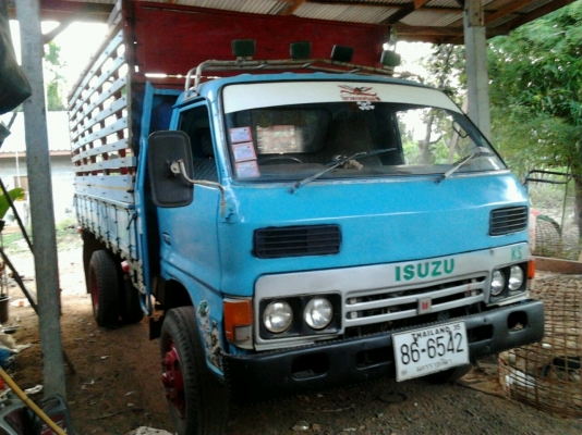 ISUZU KS 110 HP กระบะคอกเหล็กความยาว 4.30 เมตร เครื่องแห้งแรงดีไม่มีเยิ้ม หัวเก๋งภายในคอนโซลอยู่ครบ ช่วงล่างคานหน้า F เฟืองท้ายขนาดใหญ่ของ FUSO คัชซีสวยไม่มีผุ ยางสภาพดี 70\% พร้อมบรรทุกพร้อมใช้งาน เอกสารทะเบียนภาษีครบพร้อมโอน ราคาต่อรองได้ครับ