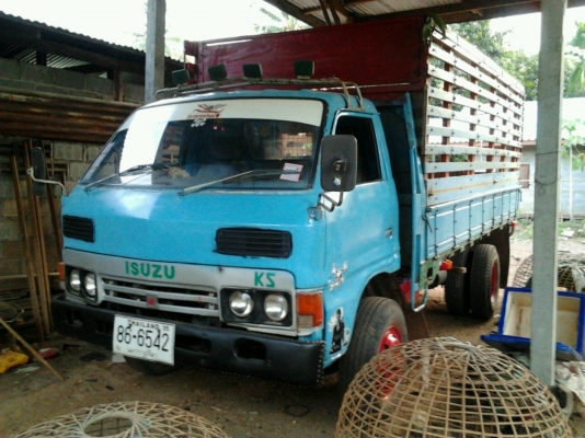 ISUZU KS 110 HP กระบะคอกเหล็กความยาว 4.30 เมตร เครื่องแห้งแรงดีไม่มีเยิ้ม หัวเก๋งภายในคอนโซลอยู่ครบ ช่วงล่างคานหน้า F เฟืองท้ายขนาดใหญ่ของ FUSO คัชซีสวยไม่มีผุ ยางสภาพดี 70\% พร้อมบรรทุกพร้อมใช้งาน เอกสารทะเบียนภาษีครบพร้อมโอน ราคาต่อรองได้ครับ