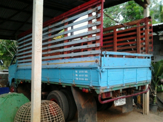 ISUZU KS 110 HP กระบะคอกเหล็กความยาว 4.30 เมตร เครื่องแห้งแรงดีไม่มีเยิ้ม หัวเก๋งภายในคอนโซลอยู่ครบ ช่วงล่างคานหน้า F เฟืองท้ายขนาดใหญ่ของ FUSO คัชซีสวยไม่มีผุ ยางสภาพดี 70\% พร้อมบรรทุกพร้อมใช้งาน เอกสารทะเบียนภาษีครบพร้อมโอน ราคาต่อรองได้ครับ