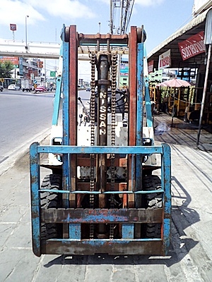 ขายรถยกนิสสัน 2 ตัน  เครื่องเบนซิน  เสาสูง 3 เมตร  ยางตันใหม่ 4 ล้อ พวงมาลัยเพาเว่อร์  สีเดิมจากนอก นำเข้าจากญี่ปุ่น ใช้งานได้ทันที