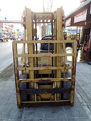 ขายรถยก 2 ตัน  เครื่องดีเซล กระบอกคู่ เสาสูง 3 เมตร  พวงมาลัยเพาเว่อร์  สีเดิมจากนอก นำเข้าจากญี่ปุ่น ใช้งานได้ทันที