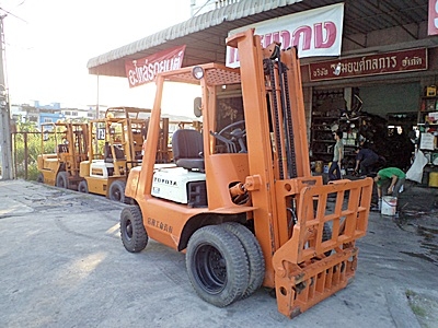 ขายรถยกโตโยต้า 2 ตัน เครื่องเบนซิน  งาเทด้ำ เสาสูง 3.5 เมตร ล้อหน้าคู่   พวงมาลัยเพาเว่อร์  สีเดิมจากนอก นำเข้าจากญี่ปุ่น ใช้งานได้ทันที