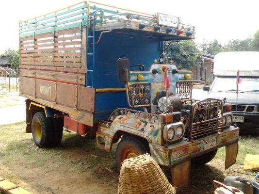 ***ขายแล้วครับขอบคุณ Truck2hand ขาย แต๋น6ล้อเครื่องยนต์ ช่วงล่างใหญ่ๆ วางเครื่องยนต์นิสสันTD2.5ฝาขาวแน่นๆ แรงดี ช่วงล่างเฟืองท้าย110NKR คัสซีหน้า5วางเหล็กเสริมบนพร้อม กระบะพื้นไม้คอกไม้สูง วางมาใหม่ไม่นาน กว้าง1.8ม.สูง1.7ม.ยาว3.0ม.ไม่มีผุไม่มีหัก สโลว์พร้