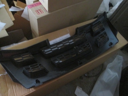 ขาย กระจังหน้า Dmax หน้าย้อย กันชนเว้า