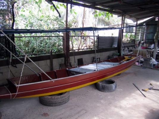 ขายเรือ 3 วา + เครื่อง 5.5 แรง  พร้อมขายของ