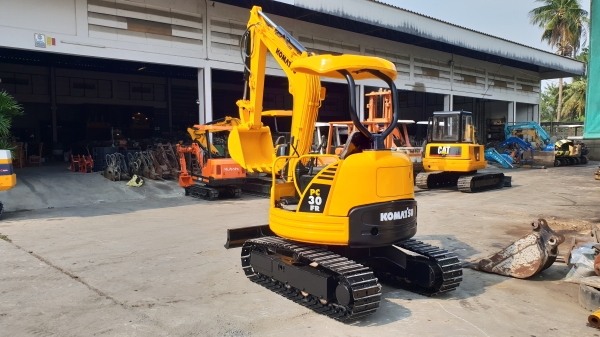 ขาย รถขุด KOMATSU รุ่น PC30FR มือสองญี่ปุ่น แทรกเหล็ก สลัก บูทเอวแน่น 100\% มีไลน์กระแทก สวยพร้อมใช้งาน มือถือ 0818753444