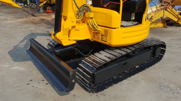 ขาย รถขุด KOMATSU รุ่น PC30FR มือสองญี่ปุ่น แทรกเหล็ก สลัก บูทเอวแน่น 100\% มีไลน์กระแทก สวยพร้อมใช้งาน มือถือ 0818753444