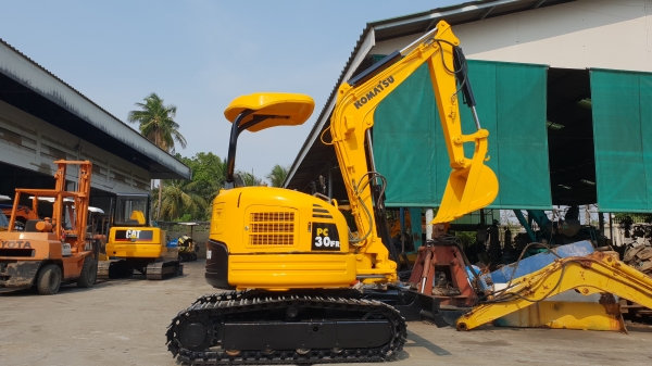 ขาย รถขุด KOMATSU รุ่น PC30FR มือสองญี่ปุ่น แทรกเหล็ก สลัก บูทเอวแน่น 100\% มีไลน์กระแทก สวยพร้อมใช้งาน มือถือ 0818753444