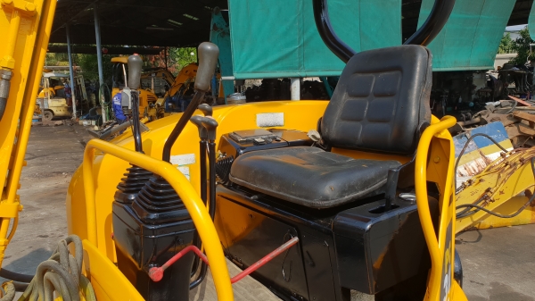 ขาย รถขุด KOMATSU รุ่น PC30FR มือสองญี่ปุ่น แทรกเหล็ก สลัก บูทเอวแน่น 100\% มีไลน์กระแทก สวยพร้อมใช้งาน มือถือ 0818753444