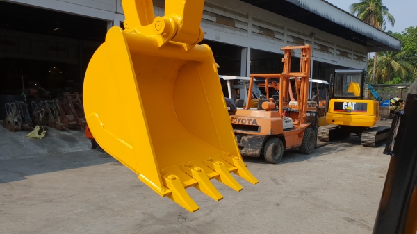 ขาย รถขุด KOMATSU รุ่น PC30FR มือสองญี่ปุ่น แทรกเหล็ก สลัก บูทเอวแน่น 100\% มีไลน์กระแทก สวยพร้อมใช้งาน มือถือ 0818753444