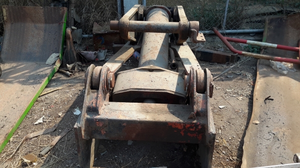 ขายกระบอกดั้มสิบล้อ12ตันราคา23500ติดต่อ0817360159