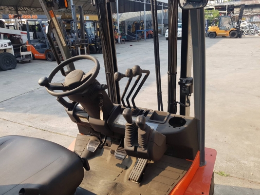 TOYOTA  2ตัน รุ่น8  ดีเซล เสาสูง 3.3 เมตร รสสวย วิ่งดี ชั่วโมงน้อย  ไม่เคยใช้งานในไทย ชมเครื่องจักร โฟล์คลิฟท์ รอก นับ1,000รายการจากญี่ปุ่นwww.paholgroup.com