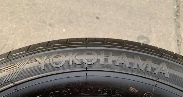 ยางป้ายแดง 205-70-15 Yokohama ลงพื้น ปี 19 ตุ่มเป้งๆ มีเส้นสี ยางป้ายแดง 205-70-15 Yokohama ลงพื้น ปี 19 ตุ่มเป้งๆ มีเส้นสี