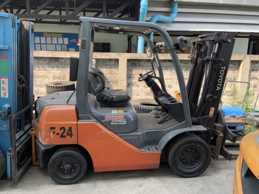 รถยกโตโยต้ารุ่น 8 น้ำหนักยก 2.5 ตัน เสาสูง 3 เมตร เครื่องดีเซล เกียร์ออโต้ แผงงาสไลด์