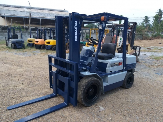 ขายรถยก KOMATSU FD30-11 เครื่องดีเซล 4D95 เสาสูง 3 เมตร ยกได้ 3 ตัน เกียร์ธรรมดา ยางตันหน้า-หลัง รถนอกนำเข้า มีเอกสารรับรองการนำเข้า ติดต่อ 098-7962549