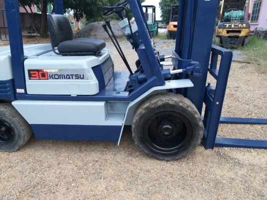 ขายรถยก KOMATSU FD30-11 เครื่องดีเซล 4D95 เสาสูง 3 เมตร ยกได้ 3 ตัน เกียร์ธรรมดา ยางตันหน้า-หลัง รถนอกนำเข้า มีเอกสารรับรองการนำเข้า ติดต่อ 098-7962549