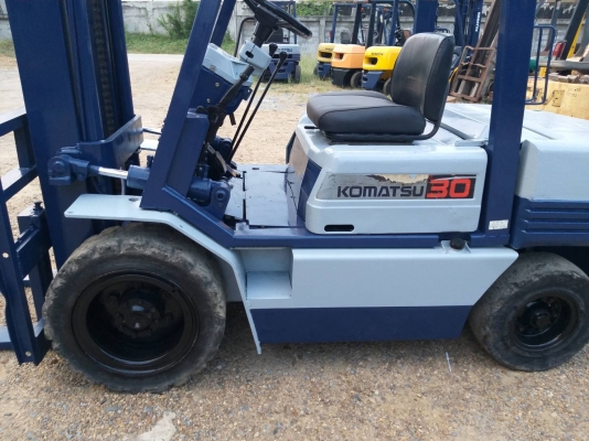 ขายรถยก KOMATSU FD30-11 เครื่องดีเซล 4D95 เสาสูง 3 เมตร ยกได้ 3 ตัน เกียร์ธรรมดา ยางตันหน้า-หลัง รถนอกนำเข้า มีเอกสารรับรองการนำเข้า ติดต่อ 098-7962549