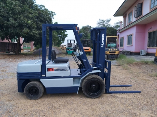 ขายรถยก KOMATSU FD30-11 เครื่องดีเซล 4D95 เสาสูง 3 เมตร ยกได้ 3 ตัน เกียร์ธรรมดา ยางตันหน้า-หลัง รถนอกนำเข้า มีเอกสารรับรองการนำเข้า ติดต่อ 098-7962549