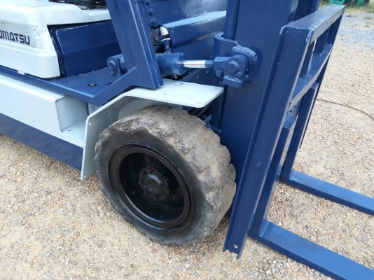 ขายรถยก KOMATSU FD30-11 เครื่องดีเซล 4D95 เสาสูง 3 เมตร ยกได้ 3 ตัน เกียร์ธรรมดา ยางตันหน้า-หลัง รถนอกนำเข้า มีเอกสารรับรองการนำเข้า ติดต่อ 098-7962549