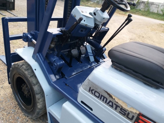 ขายรถยก KOMATSU FD30-11 เครื่องดีเซล 4D95 เสาสูง 3 เมตร ยกได้ 3 ตัน เกียร์ธรรมดา ยางตันหน้า-หลัง รถนอกนำเข้า มีเอกสารรับรองการนำเข้า ติดต่อ 098-7962549