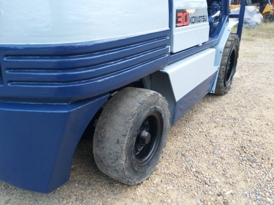 ขายรถยก KOMATSU FD30-11 เครื่องดีเซล 4D95 เสาสูง 3 เมตร ยกได้ 3 ตัน เกียร์ธรรมดา ยางตันหน้า-หลัง รถนอกนำเข้า มีเอกสารรับรองการนำเข้า ติดต่อ 098-7962549