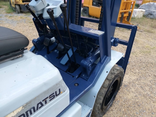 ขายรถยก KOMATSU FD30-11 เครื่องดีเซล 4D95 เสาสูง 3 เมตร ยกได้ 3 ตัน เกียร์ธรรมดา ยางตันหน้า-หลัง รถนอกนำเข้า มีเอกสารรับรองการนำเข้า ติดต่อ 098-7962549