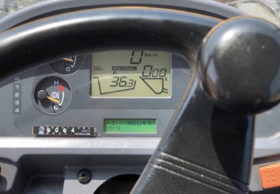 ขายรถตักล้อยาง KOMATSU WA320-5 นำเข้าเองจากญี่ปุ่น สภาพสวยพร้อมใช้ มีVDOการทำงานครับ ขายรถตักล้อยาง KOMATSU WA320-5 นำเข้าเองจากญี่ปุ่น สภาพสวยพร้อมใช้ มีVDOการทำงานครับ