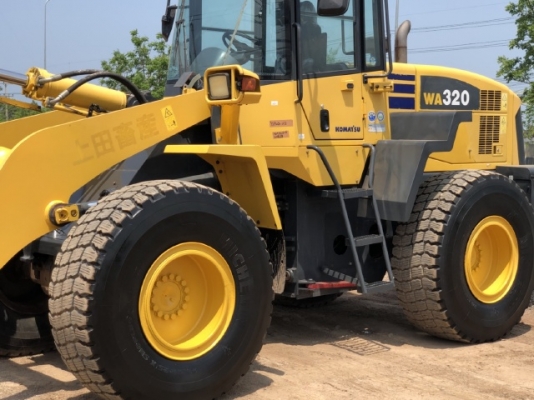 ขายรถตักล้อยาง KOMATSU WA320-5 นำเข้าเองจากญี่ปุ่น สภาพสวยพร้อมใช้ มีVDOการทำงานครับ ขายรถตักล้อยาง KOMATSU WA320-5 นำเข้าเองจากญี่ปุ่น สภาพสวยพร้อมใช้ มีVDOการทำงานครับ