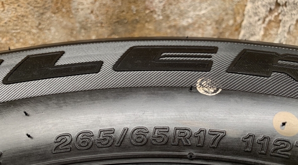 ยางใหม่ป้ายแดง 265-65-17 Bridgestone ตุ่มเด้งๆ เส้นสีชัดๆ